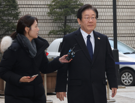 지난 1월21일 이재명 더불어민주당 대표가 서울 서초구 서울중앙지법에서 열린 '대장동 배임·성남FC 뇌물' 관련 1심 속행 공판에 출석하고 있다.<연합뉴스 사진>